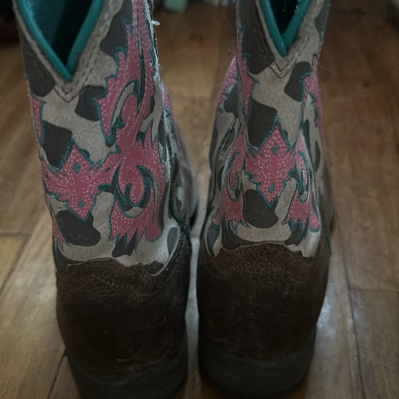 Fun adorable cow pattern Ariat boots - Picture 4 of 8